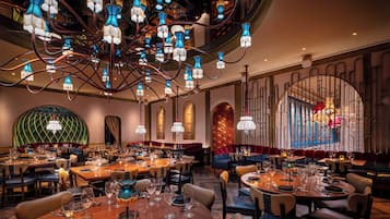 15 restaurants; lunch and dinner served
