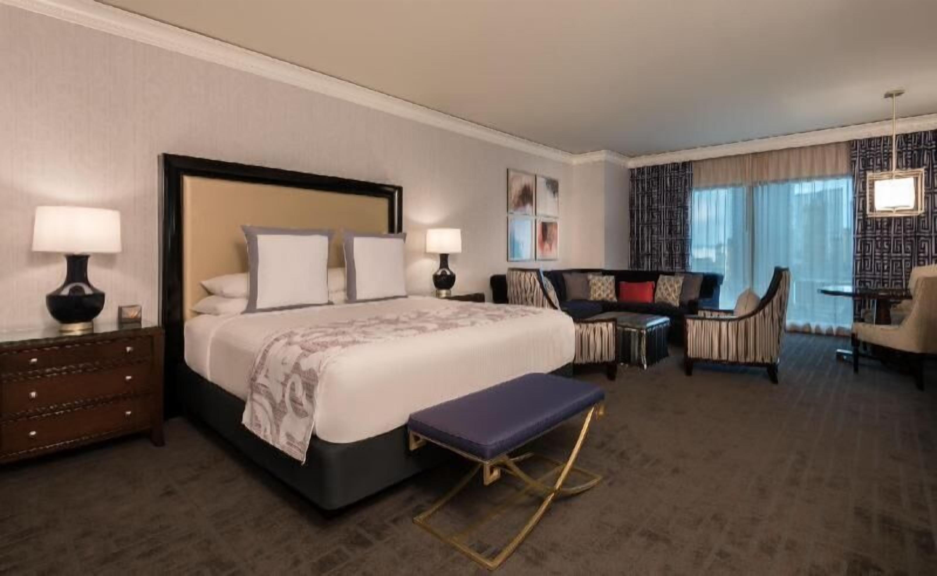 Surmatelas, coffres-forts dans les chambres, bureau, rideaux occultants