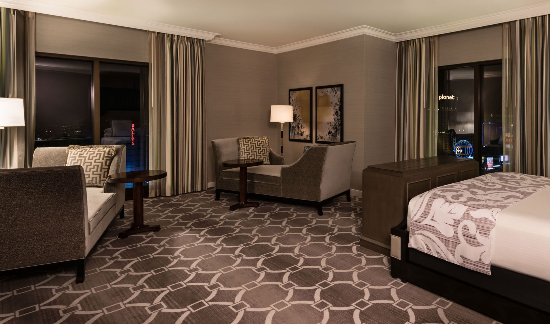 Surmatelas, coffres-forts dans les chambres, bureau, rideaux occultants