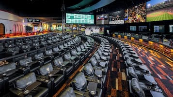 7 bares o lounges, bar en la alberca, bar junto a la alberca