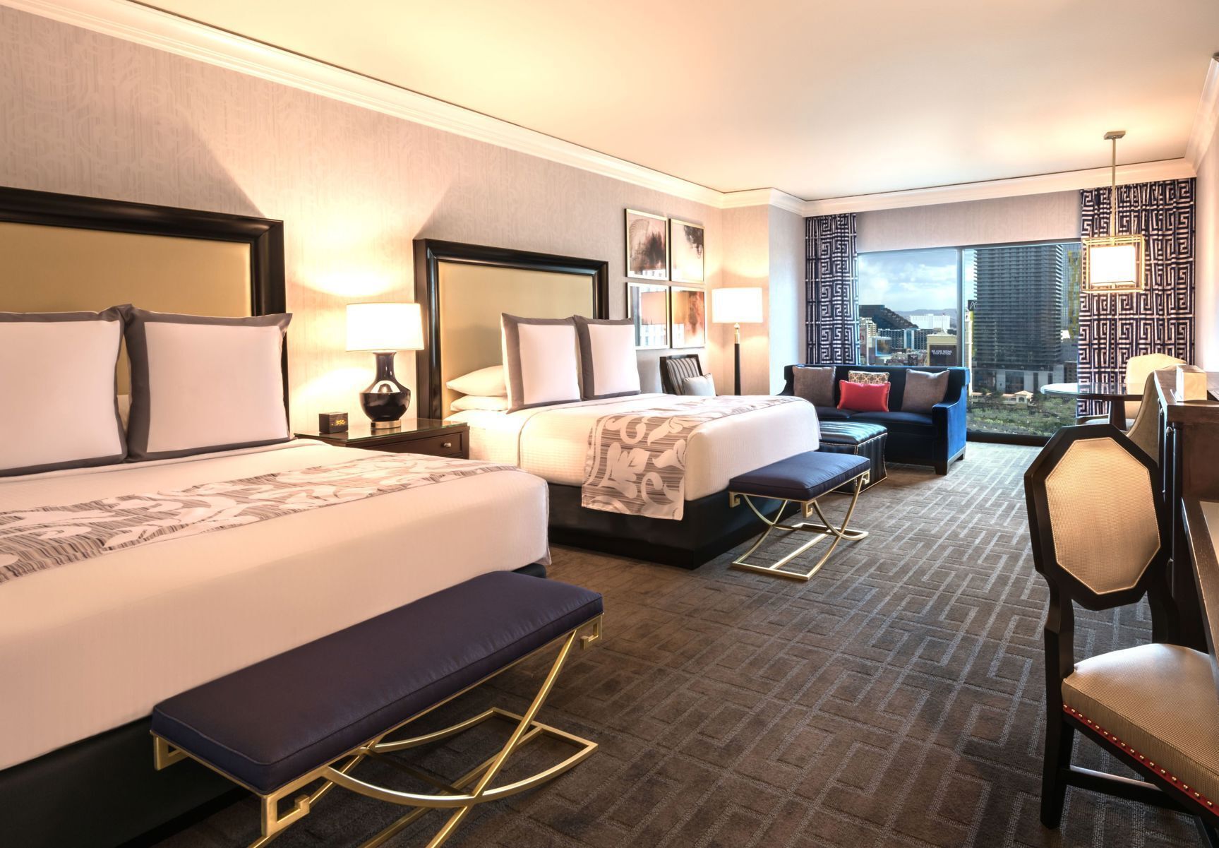 Surmatelas, coffres-forts dans les chambres, bureau, rideaux occultants