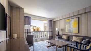 Julius Executive Studio Suite King Strip View Non-Smoking | Pillowtop beds, in-room safe, desk, blackout drapes