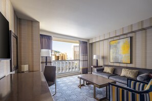 Julius Executive Studio Suite King Strip View Non-Smoking | Pillowtop beds, in-room safe, desk, blackout drapes