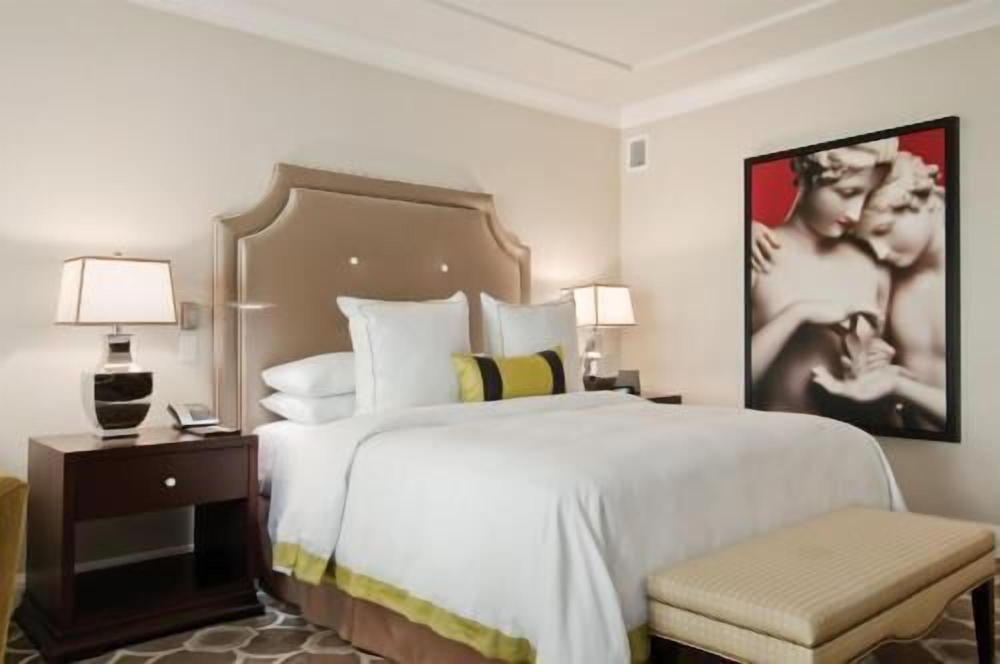 Surmatelas, coffres-forts dans les chambres, bureau, rideaux occultants