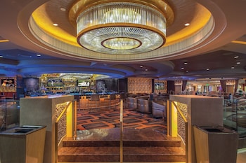 7 bars/lounges, swim-up bar, poolside bar at Caesars Palace