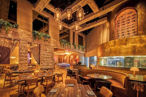15 restaurants; lunch and dinner served