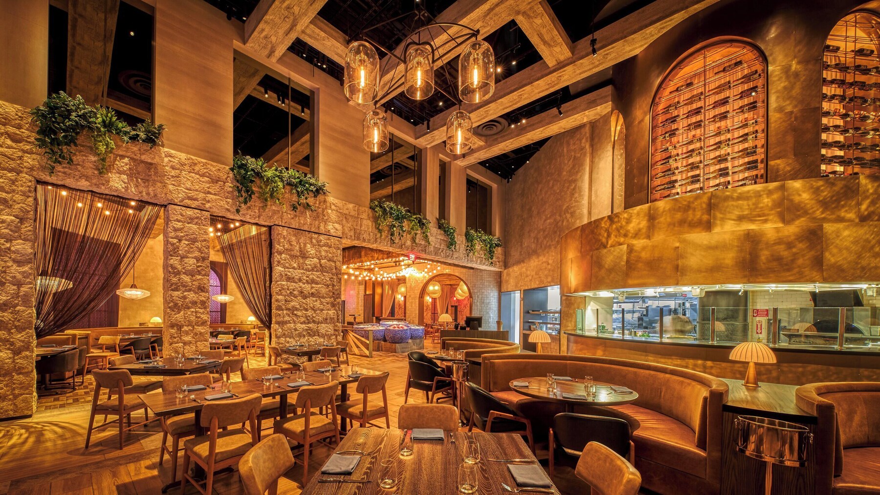 15 restaurants; lunch and dinner served