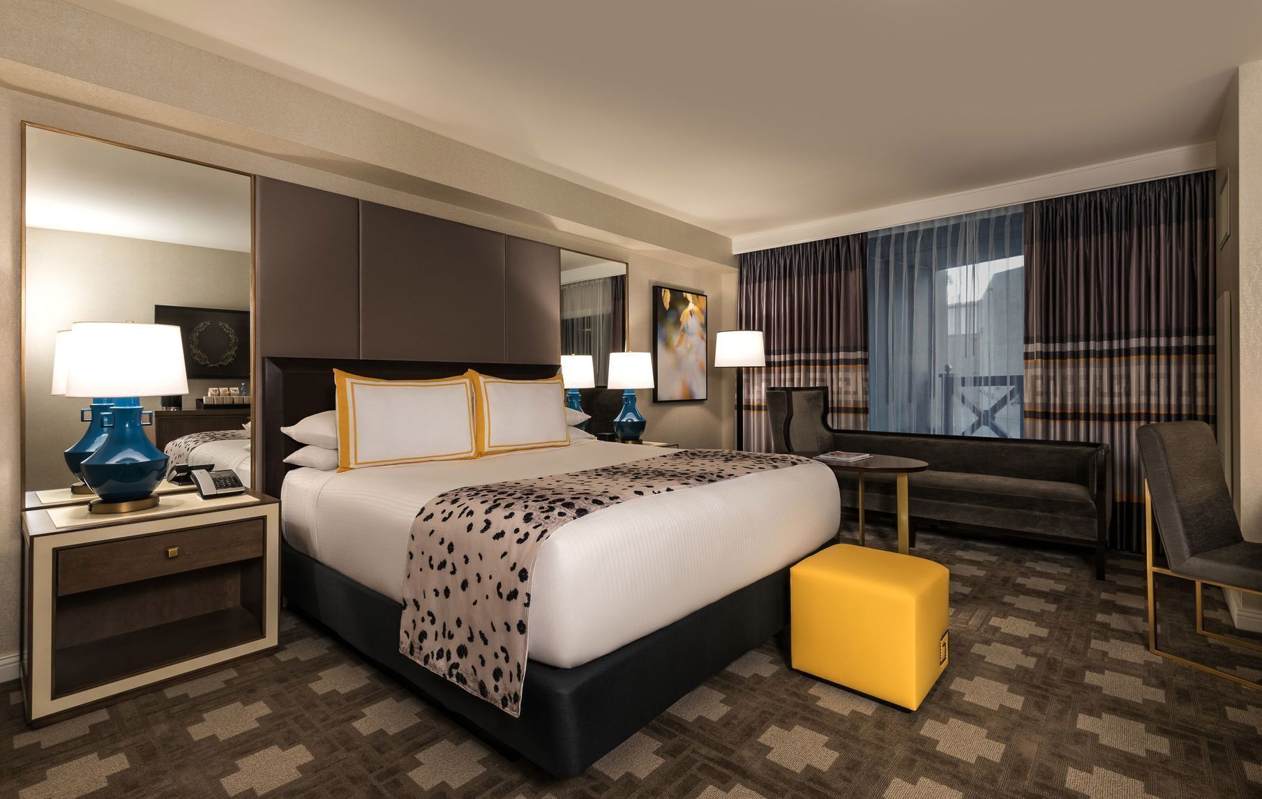 Surmatelas, coffres-forts dans les chambres, bureau, rideaux occultants