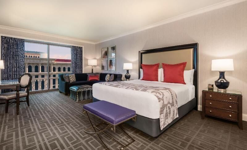 Surmatelas, coffres-forts dans les chambres, bureau, rideaux occultants