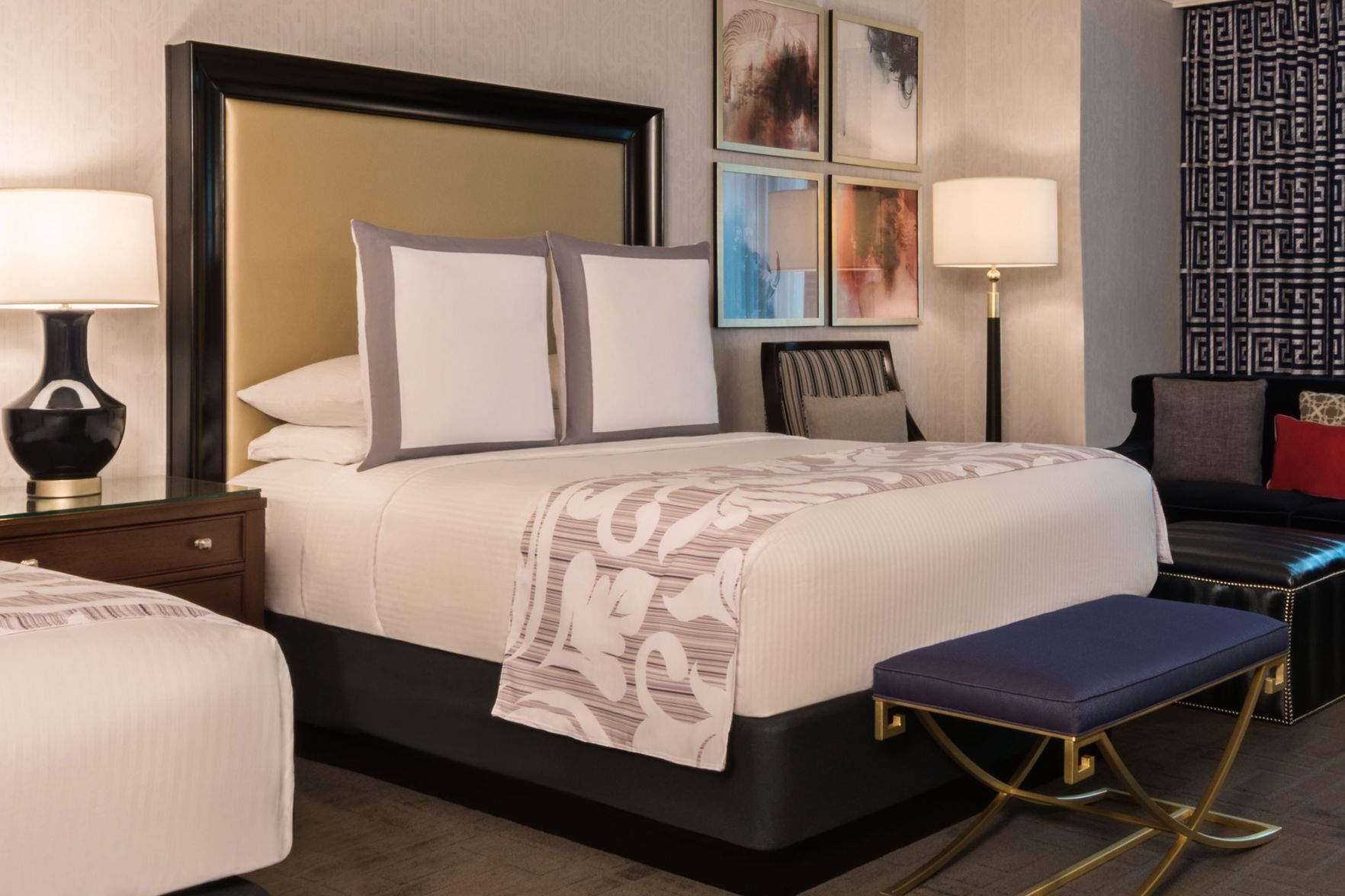 Surmatelas, coffres-forts dans les chambres, bureau, rideaux occultants