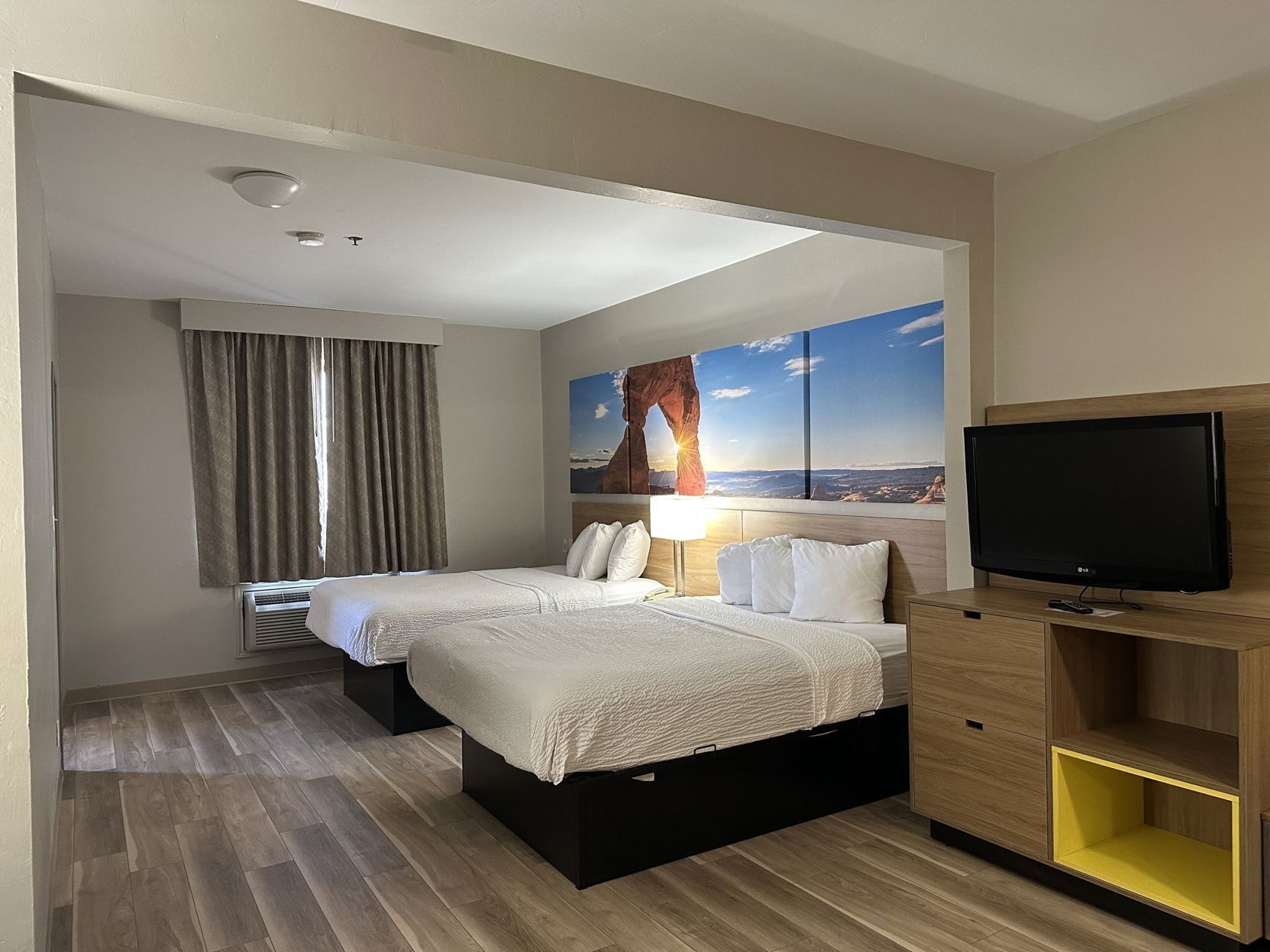 Escritorio, tabla de planchar con plancha, wifi gratis y ropa de cama 