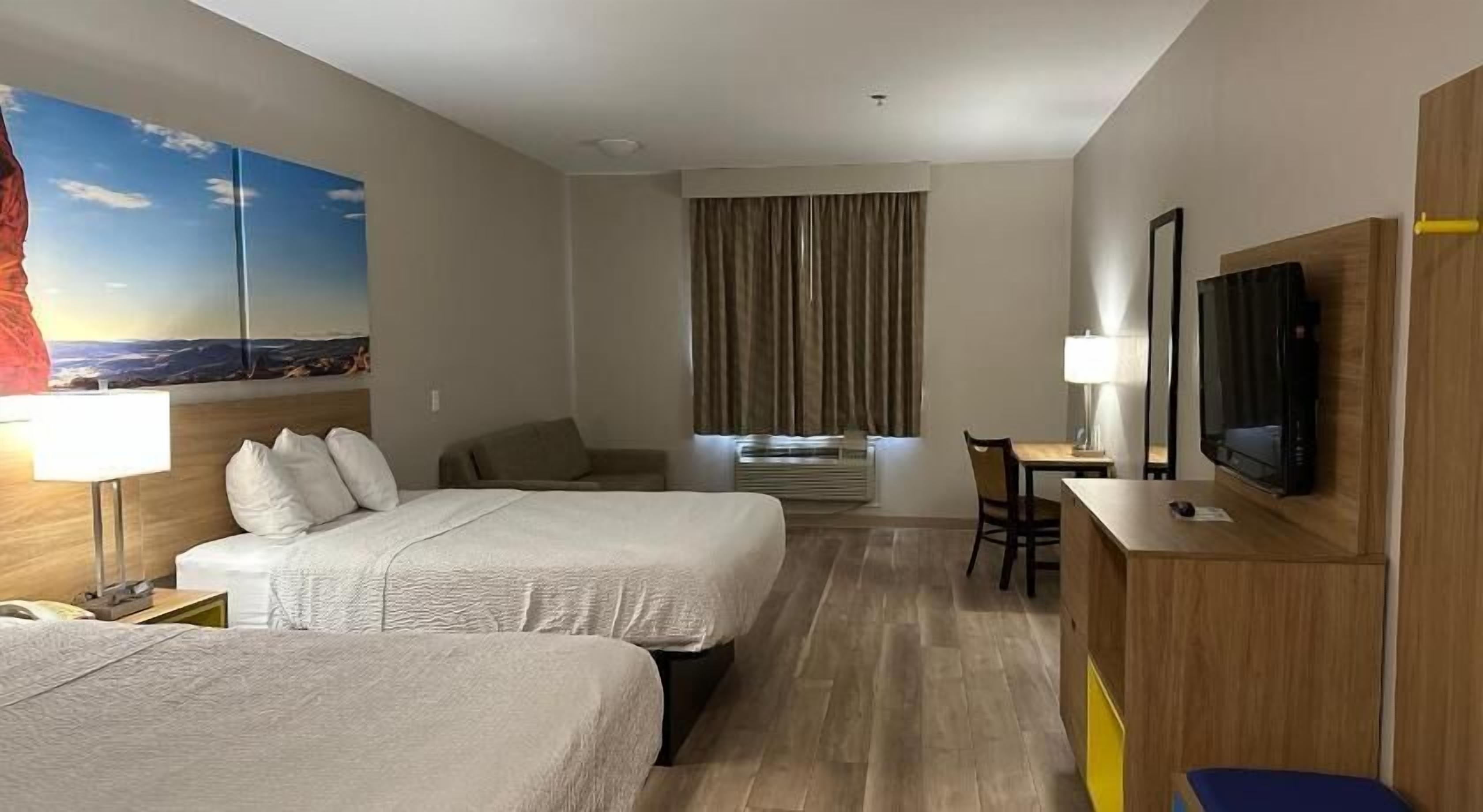 Een bureau, een strijkplank/strijkijzer, gratis wifi, beddengoed