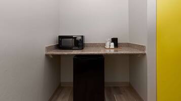 Standard Room, 1 King Bed, Accessible | Desk, iron/ironing board, free WiFi, bed sheets