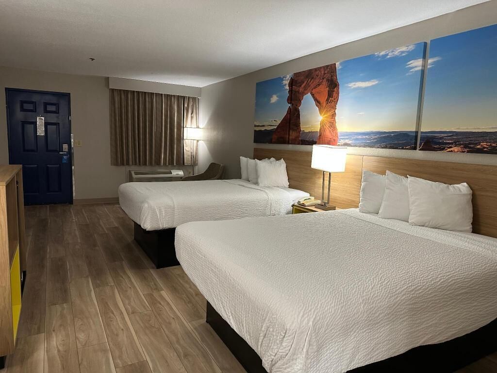 Een bureau, een strijkplank/strijkijzer, gratis wifi, beddengoed