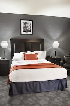 Standard Room, 1 Queen Bed | In-room safe, iron/ironing board, WiFi, bed sheets at Golden Gate Hotel and Casino