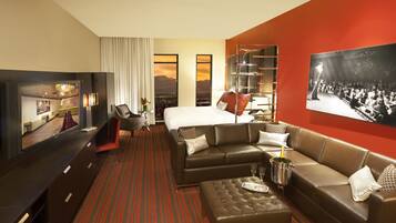 Caja de seguridad en la habitación y tabla de planchar con plancha