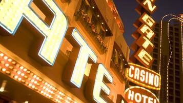 Facciata della struttura - sera/notte