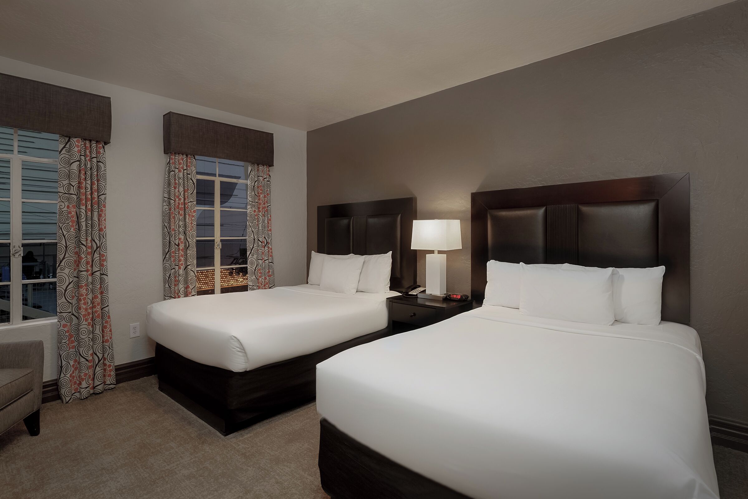 Caja de seguridad en la habitación y tabla de planchar con plancha 