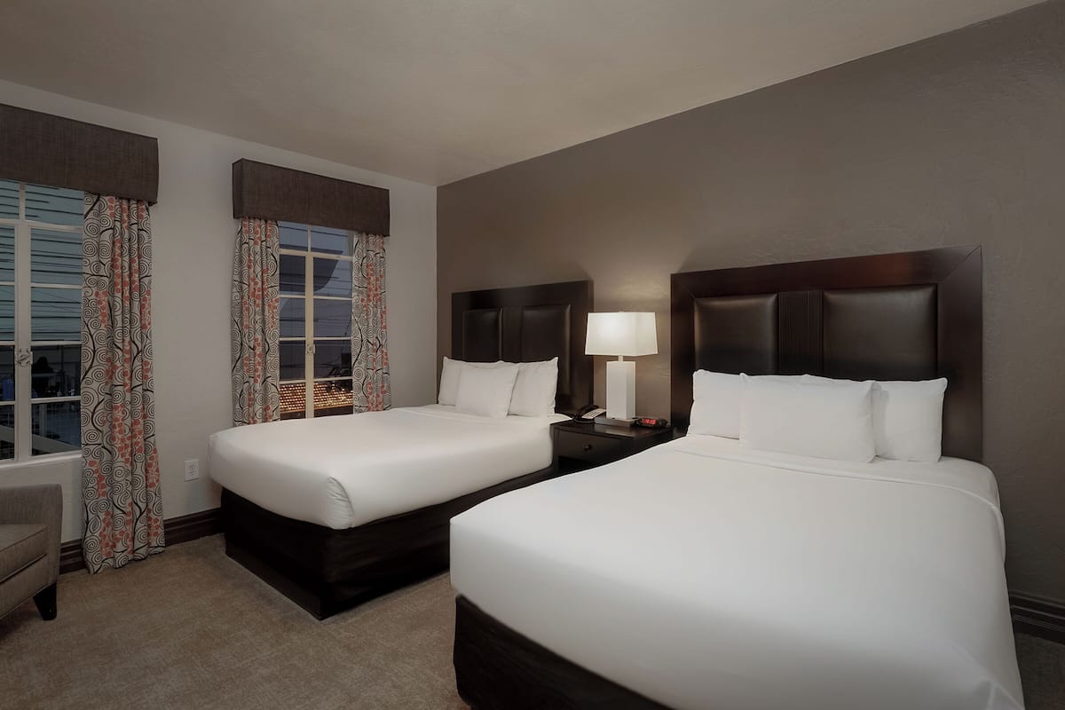 Habitación doble estándar, 2 camas matrimoniales | Caja de seguridad en la habitación y tabla de planchar con plancha