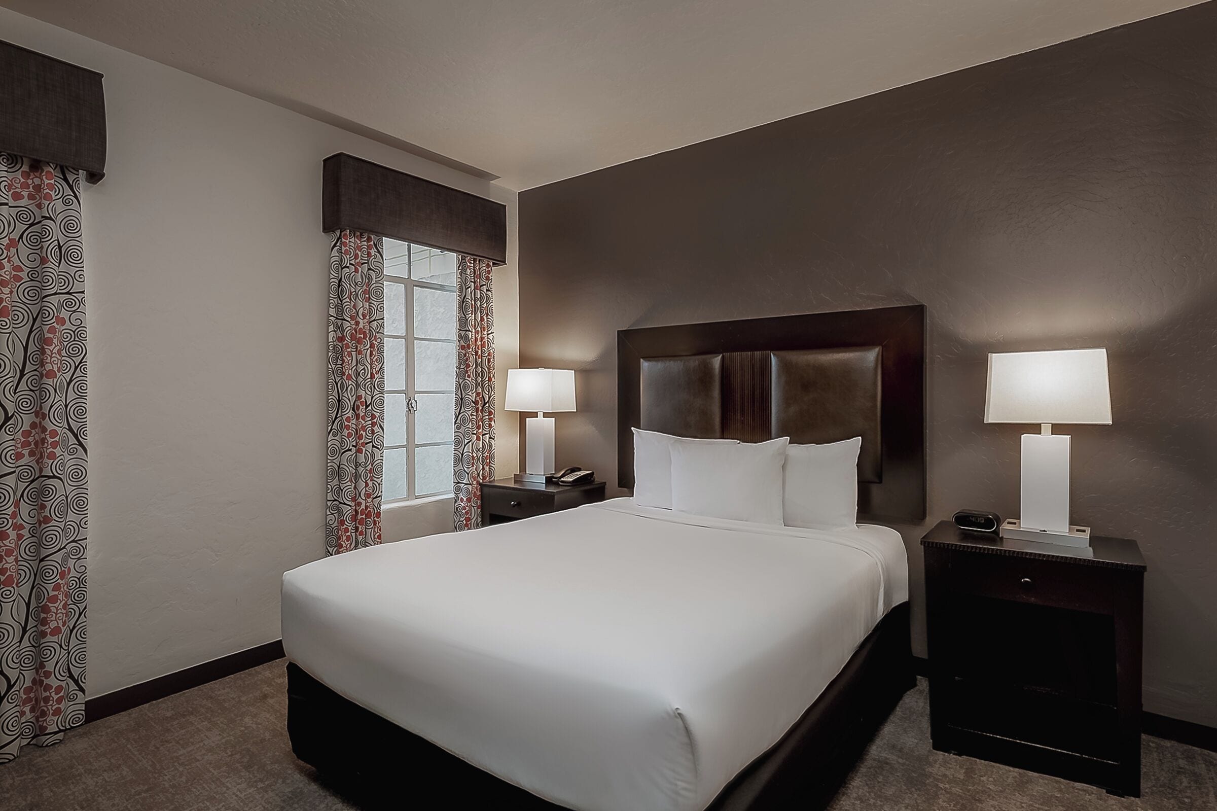 Caja de seguridad en la habitación y tabla de planchar con plancha 