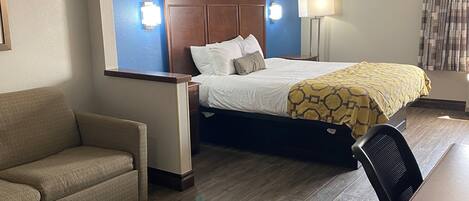 Schreibtisch, Bügeleisen/Bügelbrett, kostenlose Babybetten