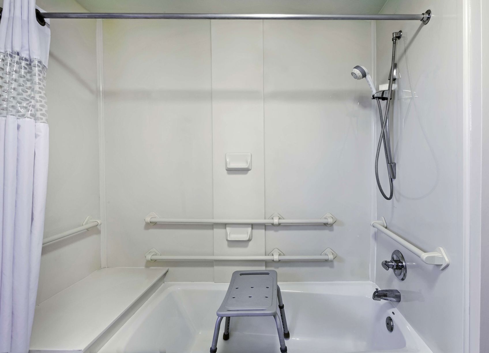 Badezimmer | Duschwanne, kostenlose Toilettenartikel, Haartrockner, Handtücher