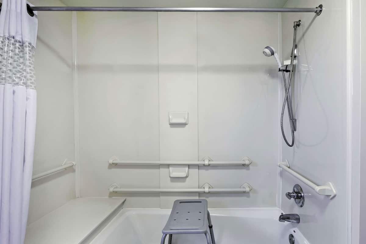 Badezimmer | Duschwanne, kostenlose Toilettenartikel, Haartrockner, Handtücher