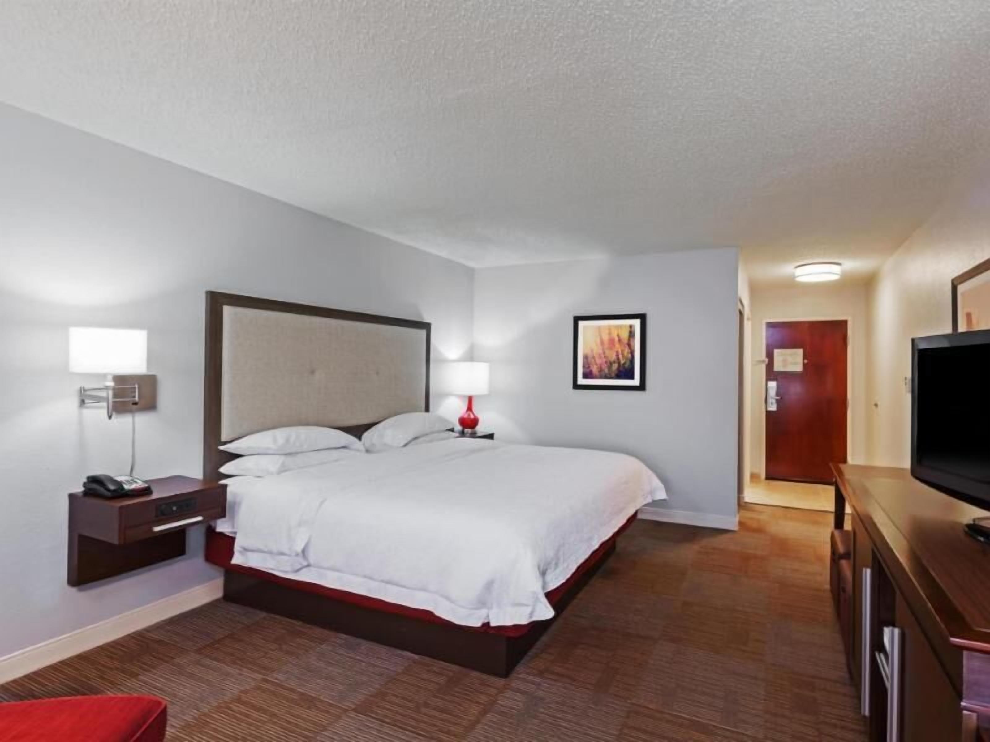 Schreibtisch, laptopgeeigneter Arbeitsplatz, schallisolierte Zimmer