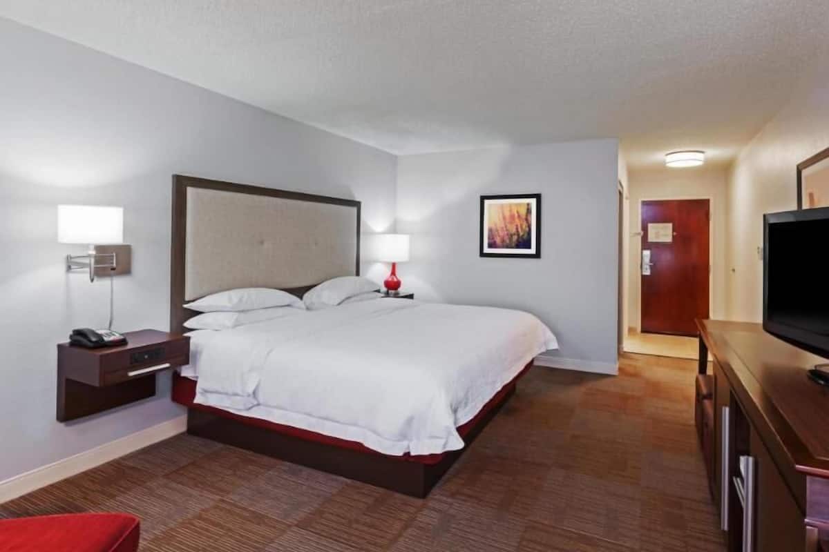 Schreibtisch, laptopgeeigneter Arbeitsplatz, schallisolierte Zimmer