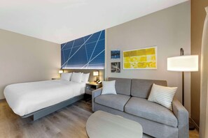 Skrivebord, blendingsgardiner, lydisolert og strykejern/-brett