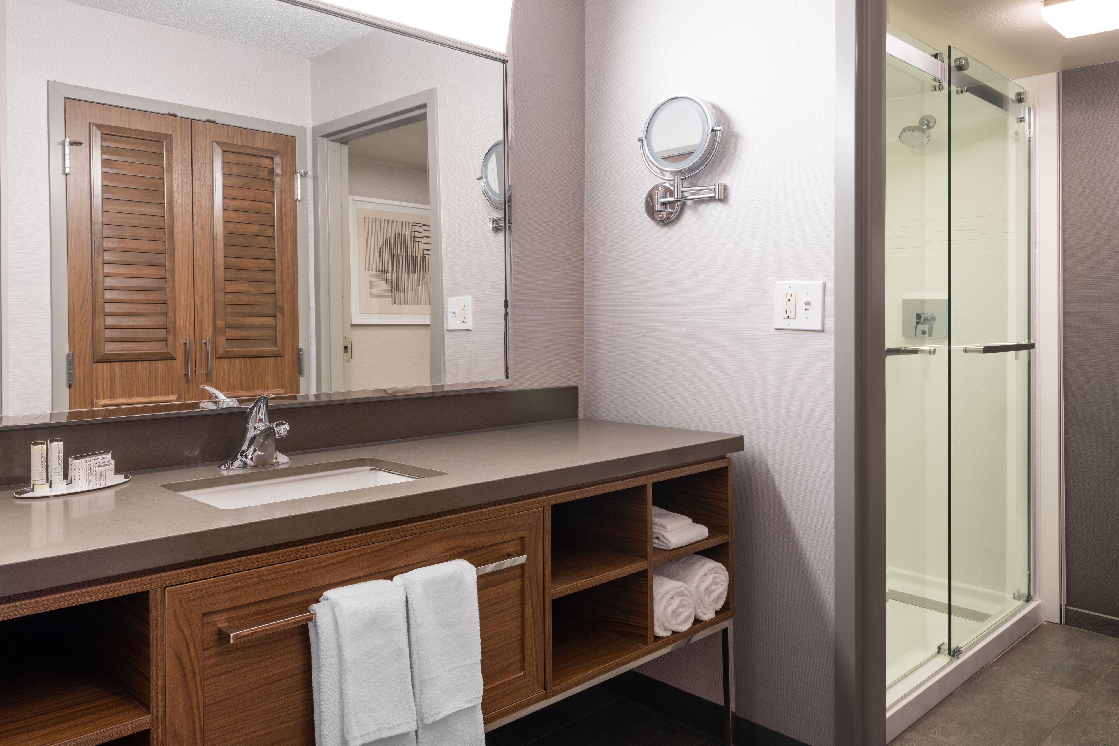suite, 1 bedroom, non smoking, balcony | bathroom | designer toiletries, hair dryer, towels