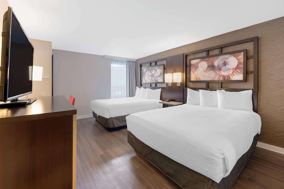 Standardzimmer, 2 Queen-Betten, Nichtraucher, Kühlschrank und Mikrowelle (Pet Friendly) | 1 Schlafzimmer, hochwertige Bettwaren, Schreibtisch