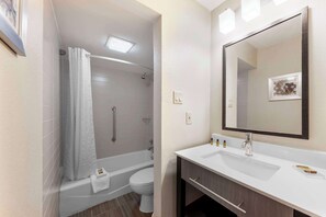 Deluxe Room, 1 King Bed, Non Smoking (Oversized Room) | Bathroom | Combined shower/bathtub, free toiletries, hair dryer, towels - Best Western Plus Austin Central (Austin)