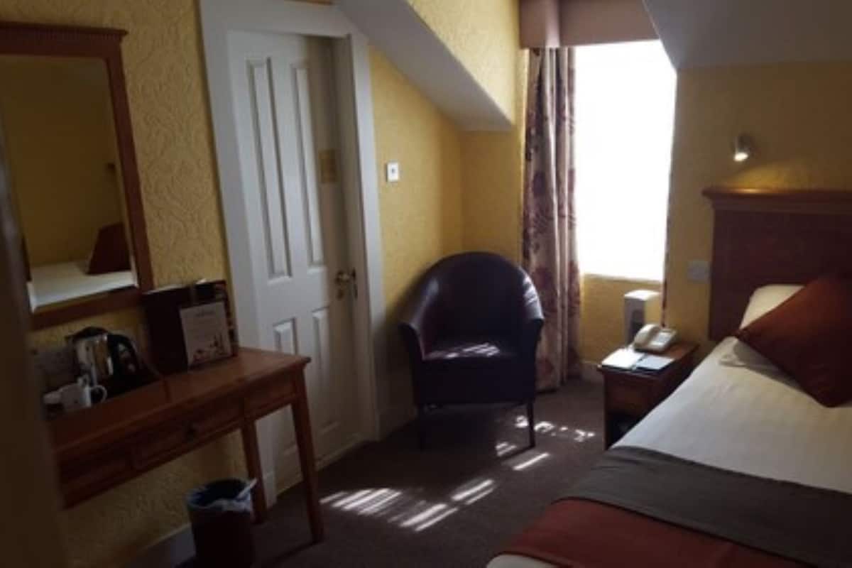 Single Room | Peti besi dalam bilik, meja, langsir/tirai gelap terus