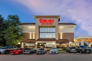 A Drury Inn & Suites building with a parking lot filled with cars. - Drury Inn & Suites Austin North (Austin)