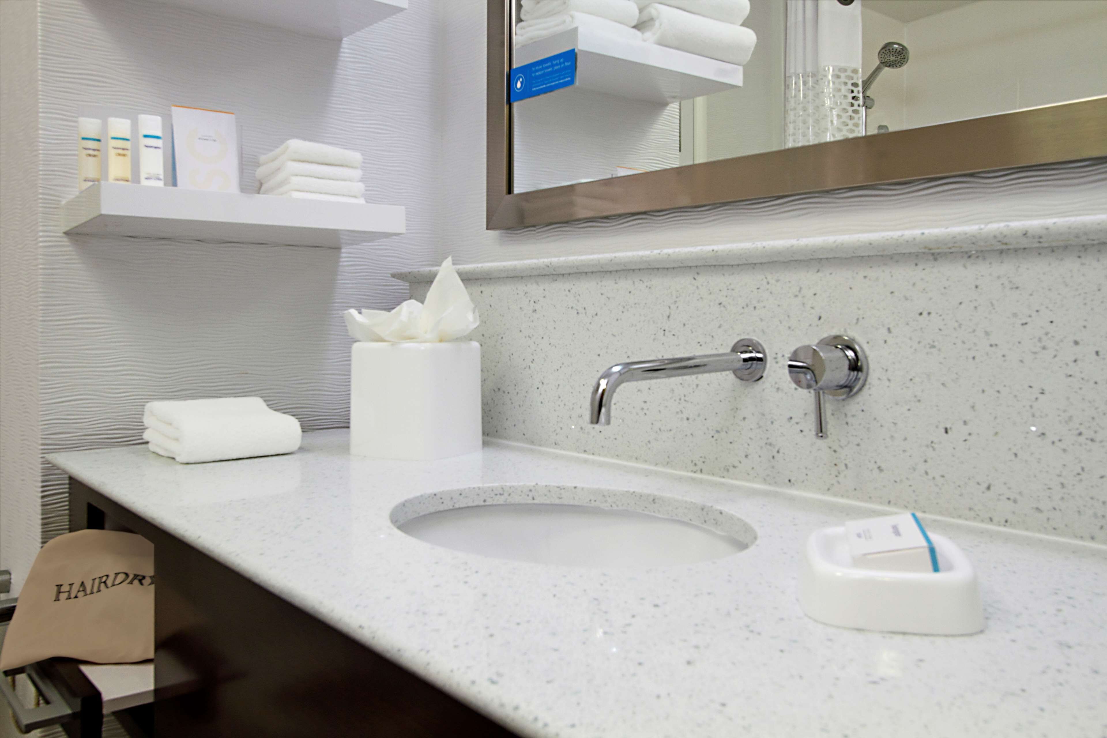 combined shower/bathtub, hydromassage showerhead, designer toiletries