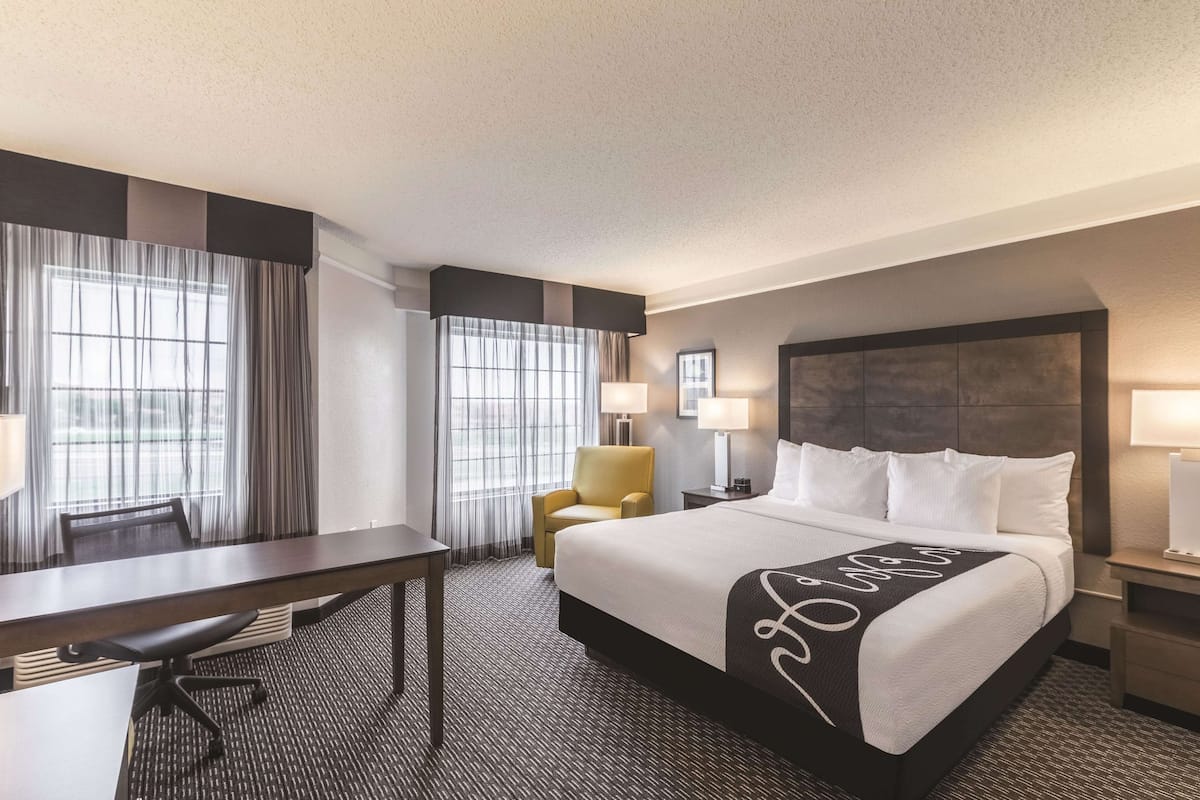 1 bedroom, premium bedding, pillow-top beds, desk