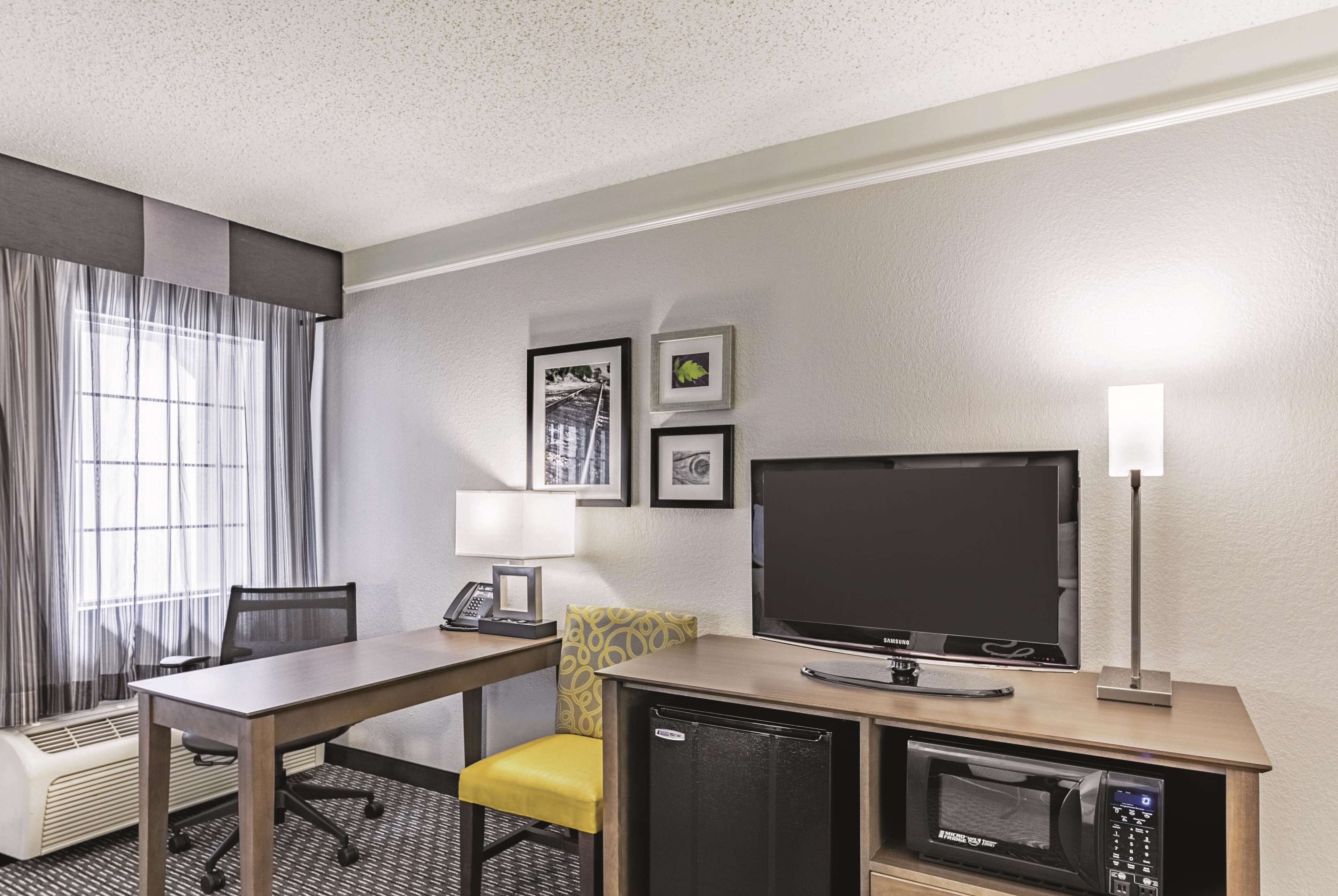 1 bedroom, premium bedding, pillow-top beds, desk