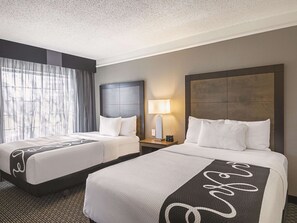Premium bedding, pillowtop beds, desk, laptop workspace - La Quinta Inn & Suites by Wyndham Austin Near The Domain (Austin)
