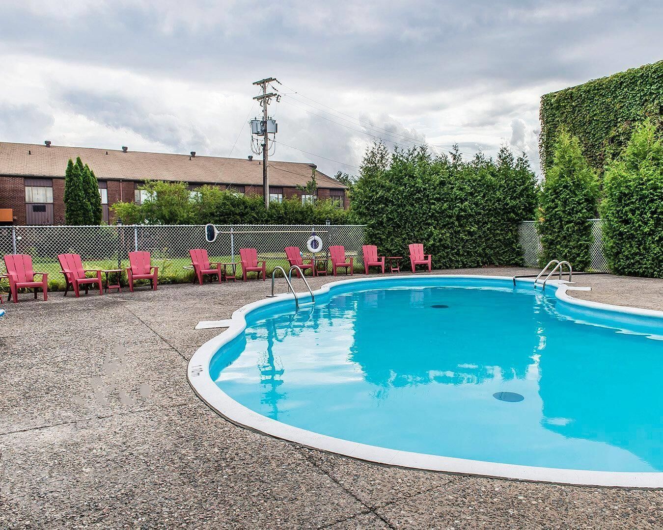 Piscina externa sazonal, espreguiçadeiras