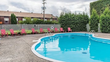 Piscina externa sazonal, espreguiçadeiras