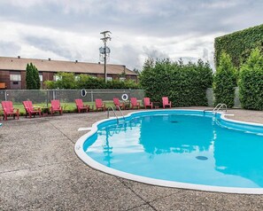 Seasonal outdoor pool, sun loungers - Quality Inn & Suites Gatineau (Gatineau)