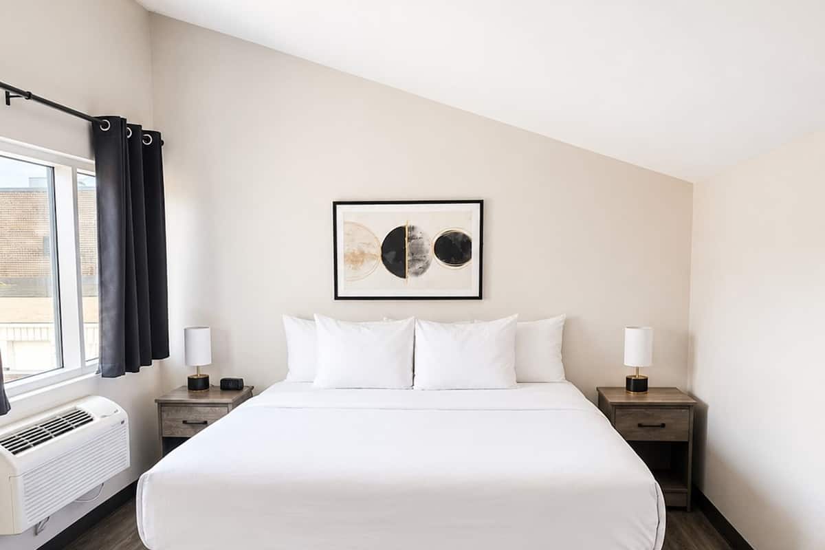 Suite, 1 très grand lit, non-fumeur | Literie hypoallergénique, bureau
