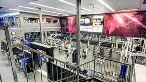 A multi-level gym with various exercise equipment, including treadmills, weight machines, and free weights. - Quality Inn & Suites Gatineau (Gatineau)