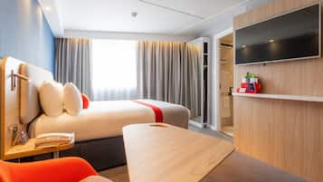 Masa, güneşlik/perde, ses yalıtımı, ütü/ütü masası