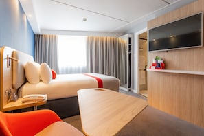 Desk, blackout curtains, soundproofing, iron/ironing board - Holiday Inn Express Glasgow - City Ctr Theatreland by IHG (Glasgow)