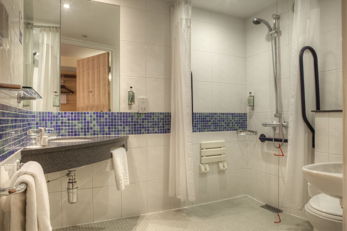 Standard Room, 1 Double Bed, Accessible (with Free Hot Breakfast) | Bathroom