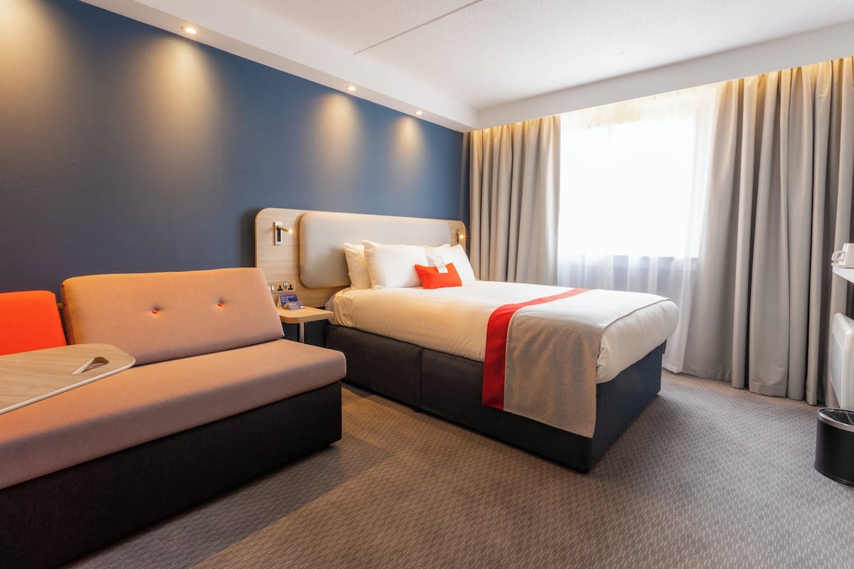 Standard Room, 1 Double Bed with Sofa bed (with Free Hot Breakfast) | Desk, blackout curtains, soundproofing, iron/ironing board