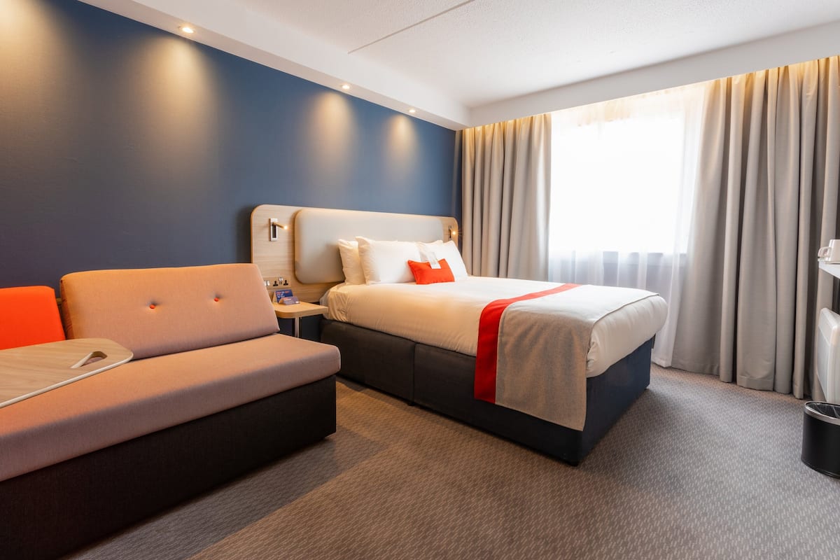 Habitación estándar, 1 cama matrimonial y sofá cama (with Free Hot Breakfast) | Escritorio, cortinas blackout y insonorización