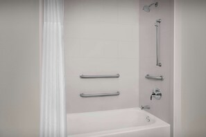 Kamer, 1 kingsize bed, toegankelijk voor mindervaliden, bad (Mobility) | Badkamer met douche